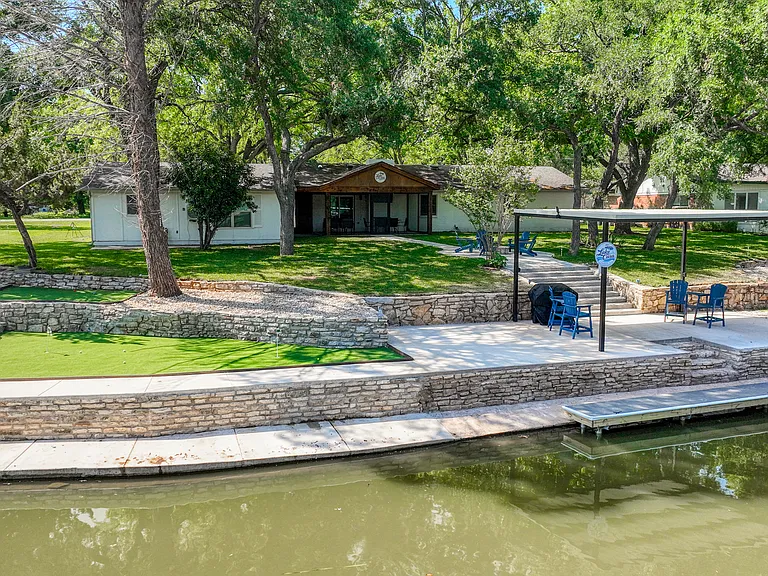 2 teir putting green! Bring your kayaks and launch from our own private kayak launch! Or pull your boat up and conveniently load and unload... electrical outlet at the dock to plug in the boat!