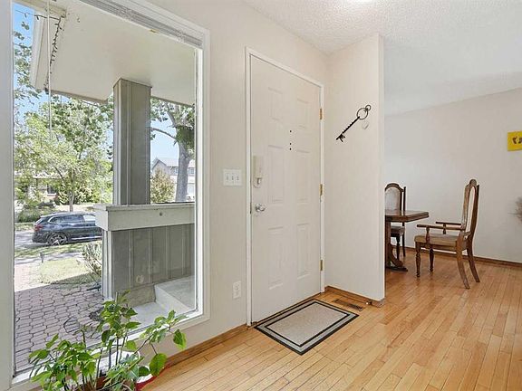 3rd image of 121 NE Sunbank Way SE