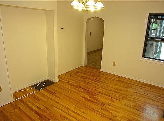 2nd image of 492 Mercer St