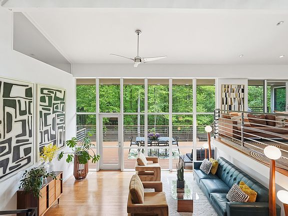 4th image of 218 Kings Row Dr