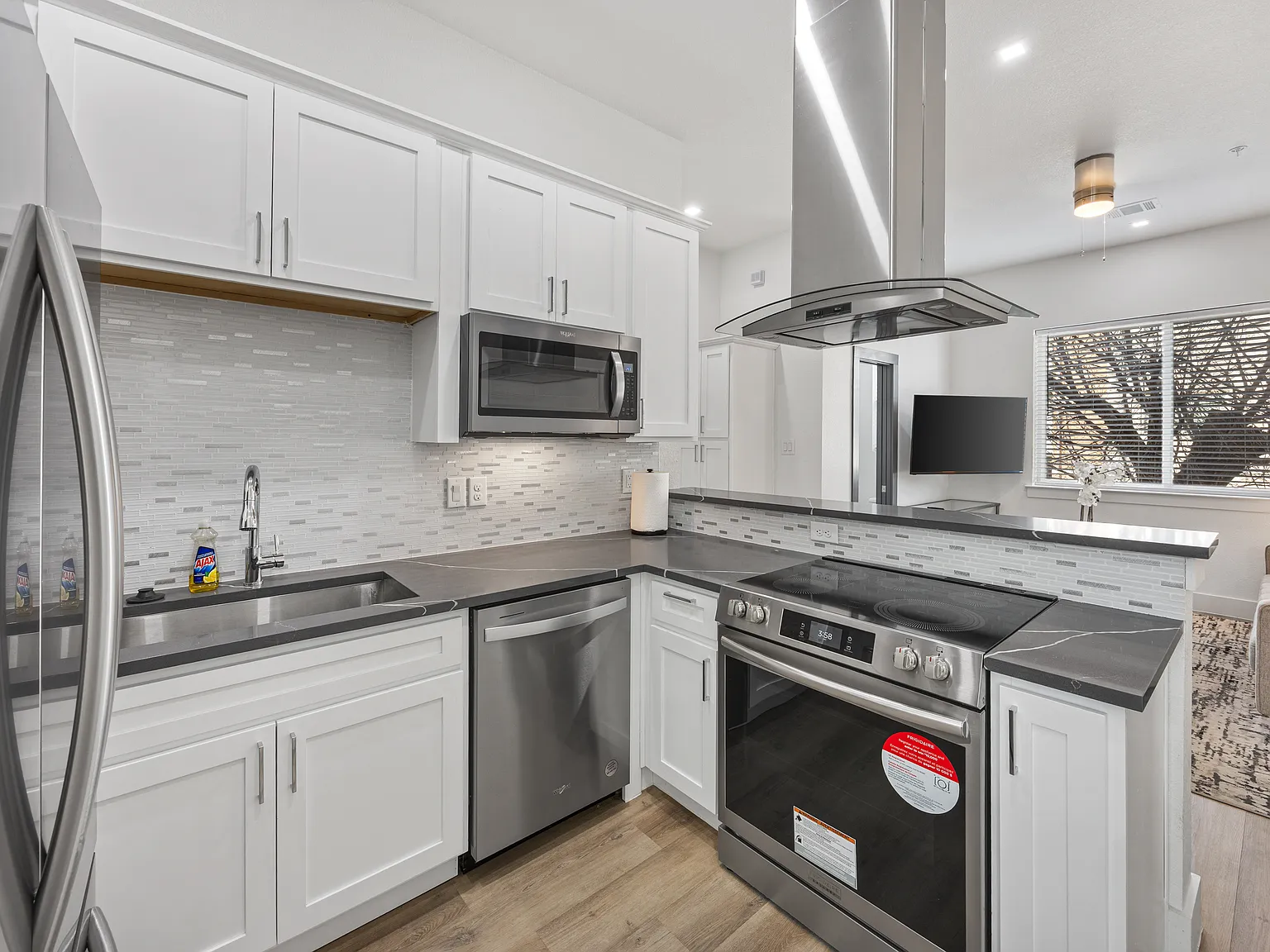 1004 Travis Ave — Photo 4