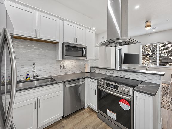 4th image of 1004 Travis Ave