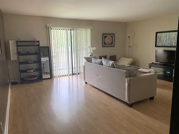 3rd image of 1901 18th Ave S APT 205