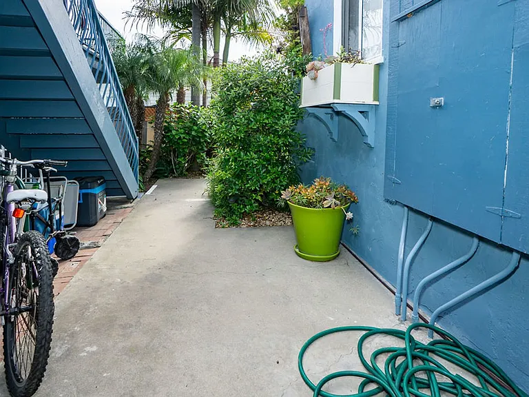849 Emerald St — Photo 17