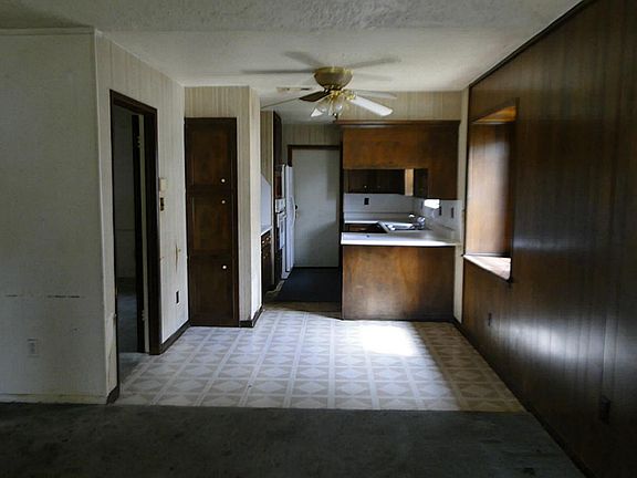 kitchen/breakfast area