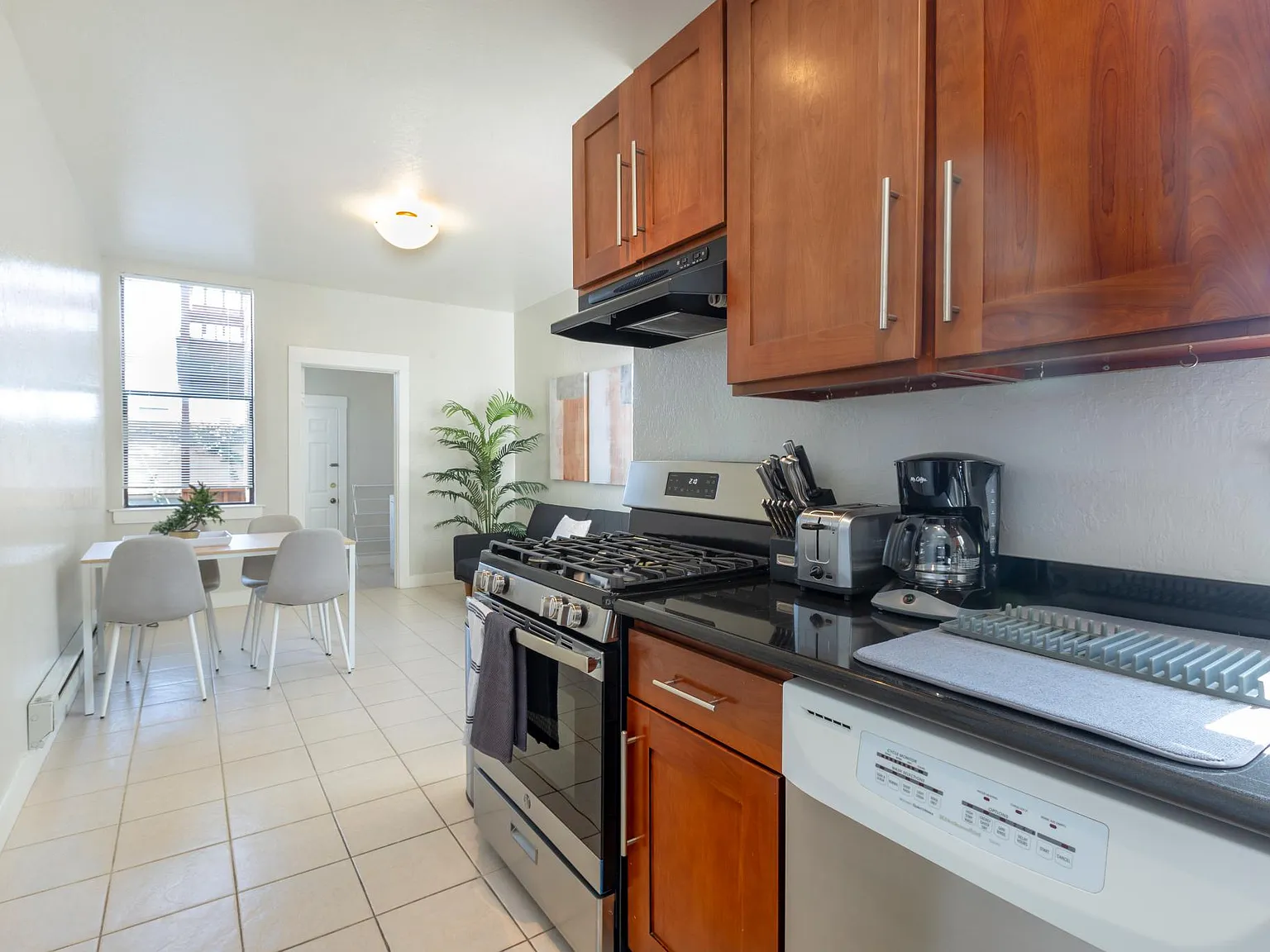 653 Minna St — Photo 4