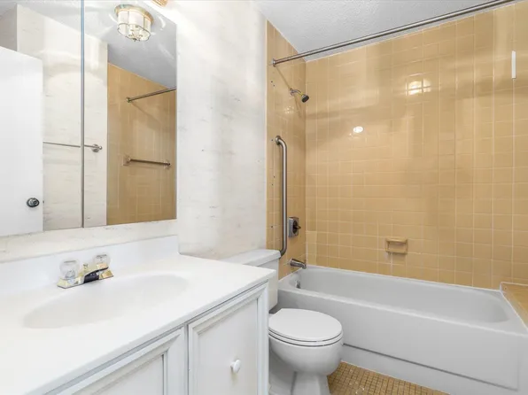 1705 Harmon Cove Tower image 23 of 49