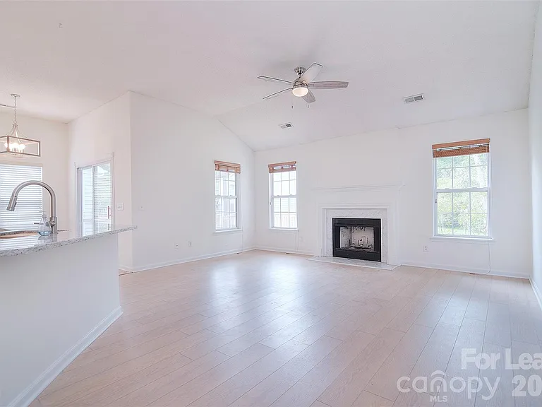 550 Carlisle Dr — Photo 21