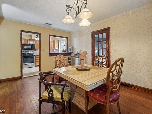 4th image of 252 Everett Pl