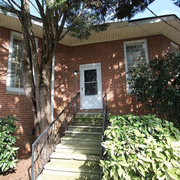 2nd image of 112 Steele St APT 3