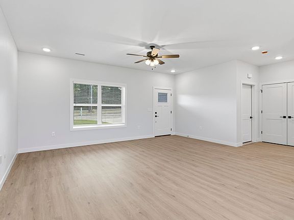 5th image of 723 Battle Creek Ln