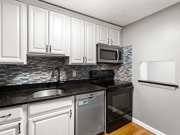 3rd image of 96 Fountain Ln APT 14