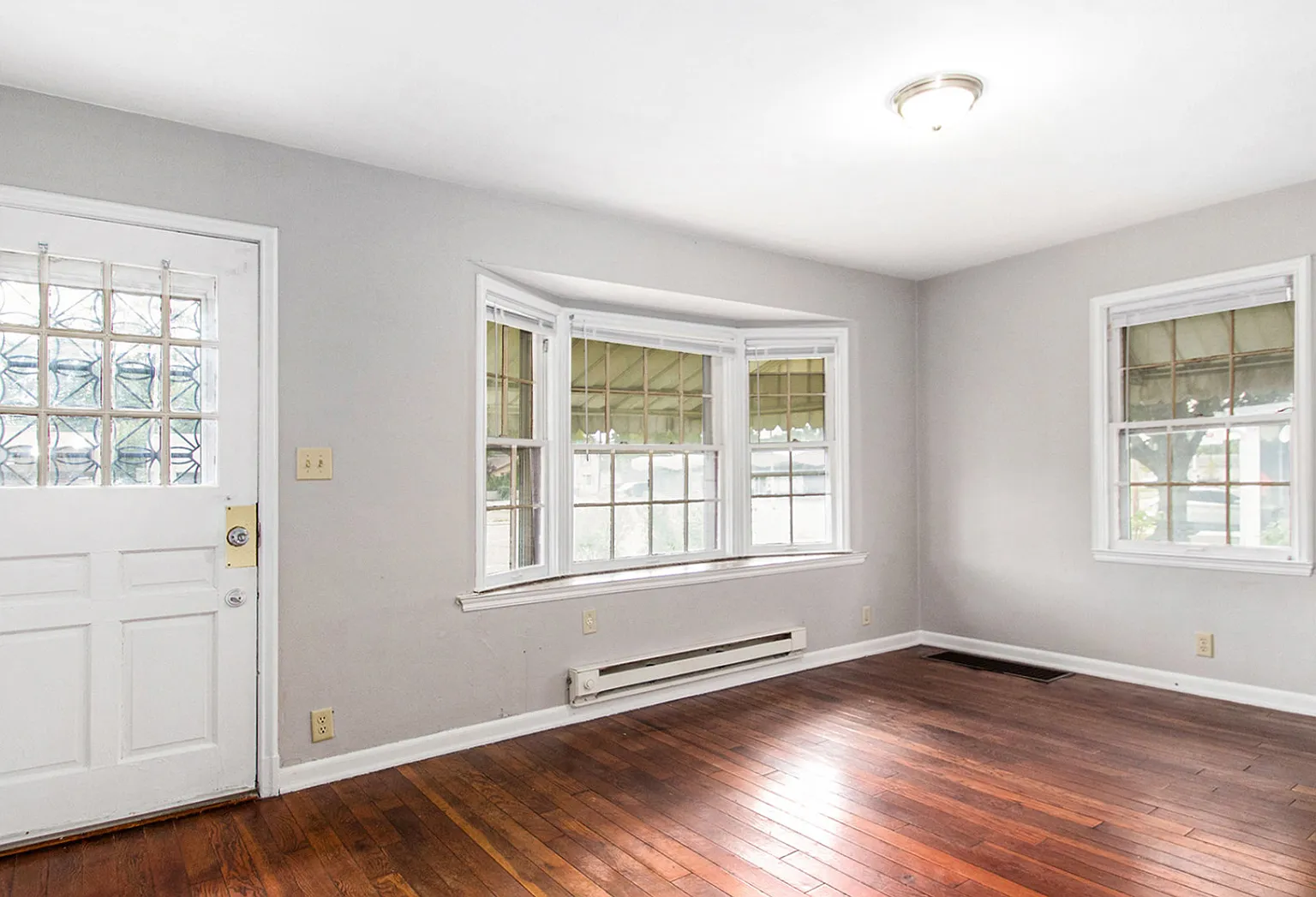 Affordable 2-Bed, 1-Bath Home near Local Amenities — Photo 4