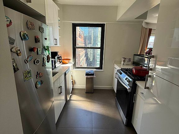 4th image of 279 E 44th St Ph C