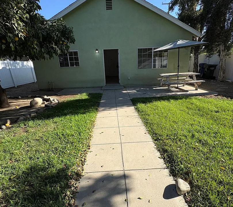 810 Campus Ave #2