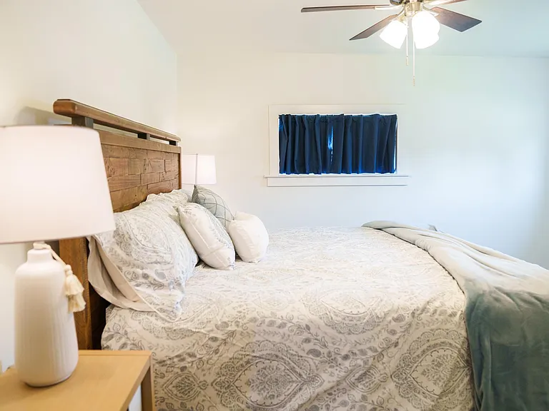 Master bedroom - King-sized bed