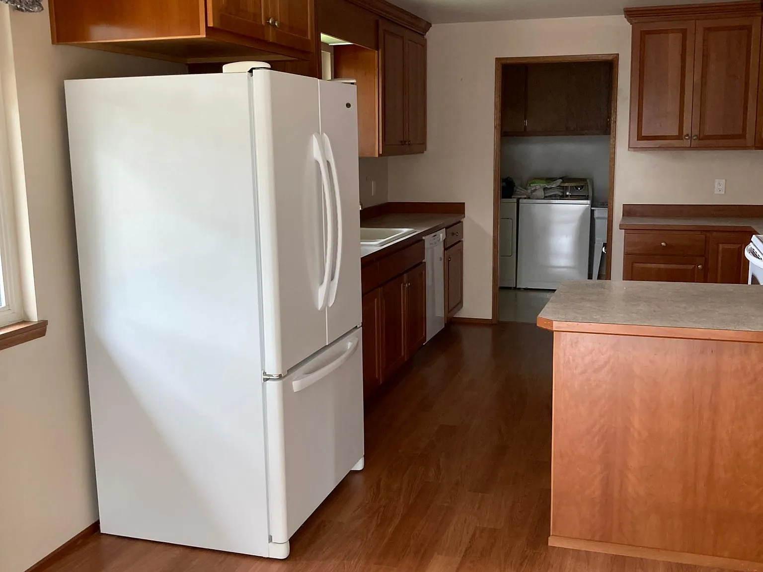 3 bed, 3300 sqft, $3,500 — Photo 2