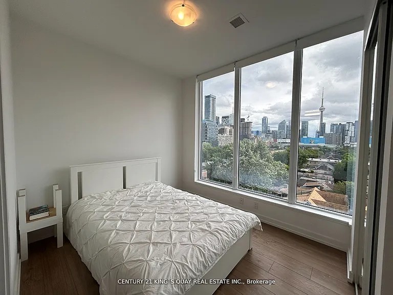 203 College St #702 — Photo 10