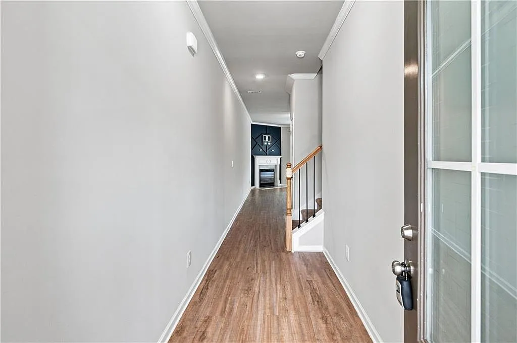 4 bed, 2.5 bath, 1966 sqft, $2,200 — Photo 2