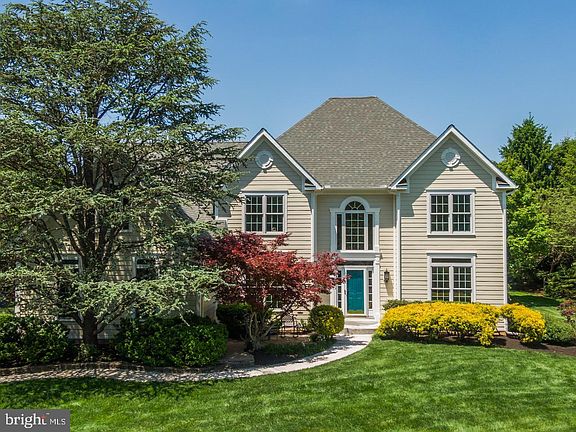 2nd image of 3 Mallard Pond Cir