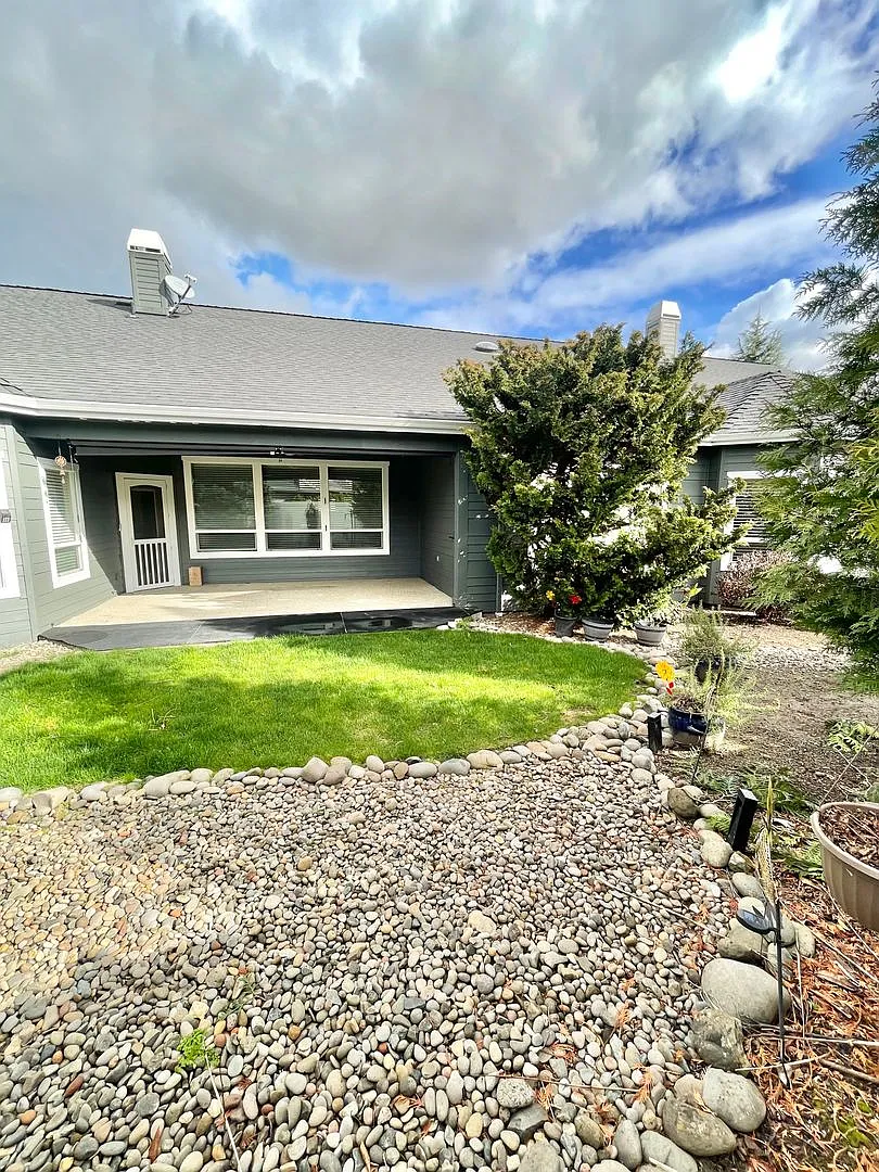 2 Bedroom-2 Bath single Family Home in Gate Community-Eagle Point Golf Course-Eagle Point, Oregon — Photo 4