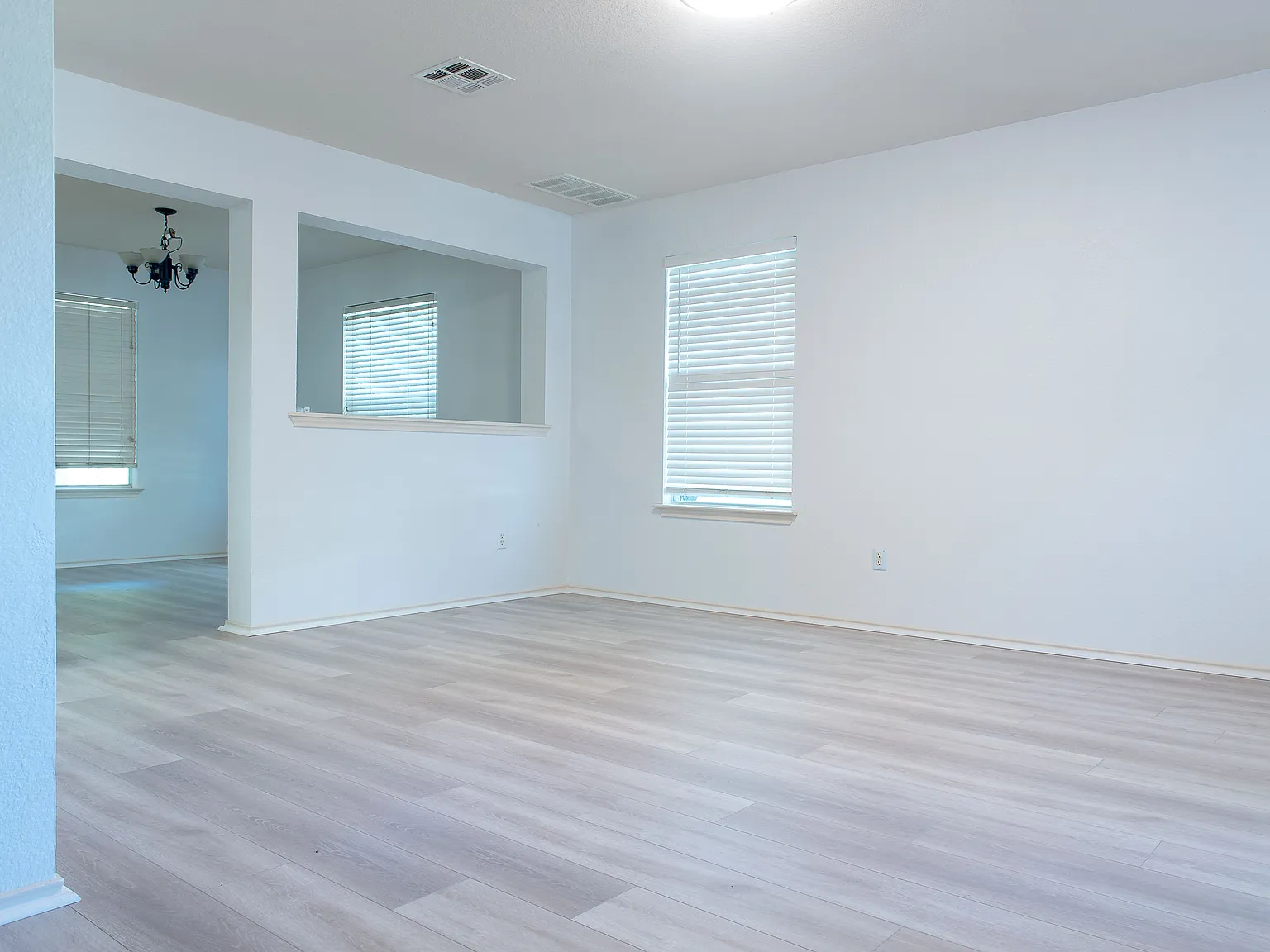 4 bed, 2.5 bath, 1970 sqft, $2,170 — Photo 2