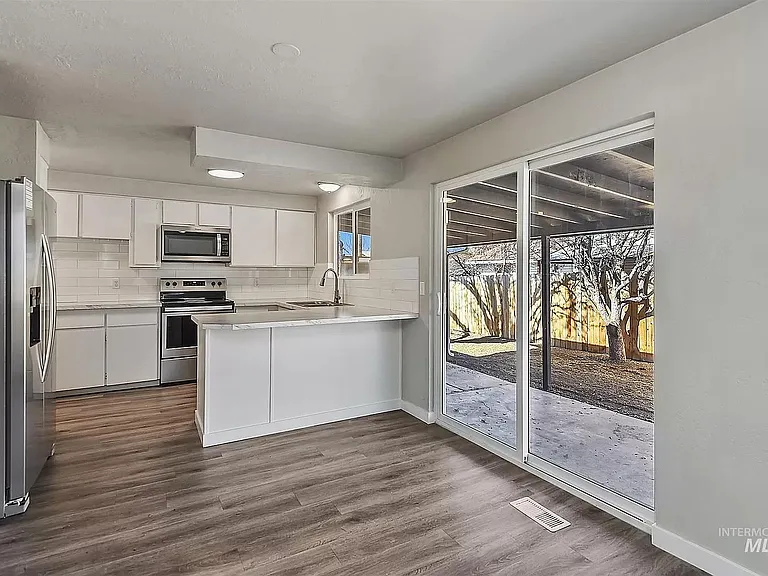 230 W Camellia Ave — Photo 9