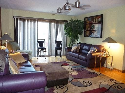 2nd image of 6858 N Northwest Hwy APT 3E