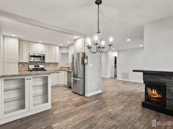 5 Farnham Sq, Parlin, NJ 08859