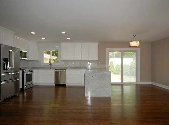 4th image of 548 Dorset Ave