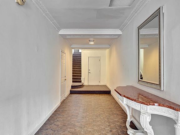 2nd image of 1545 Lombard St APT 3