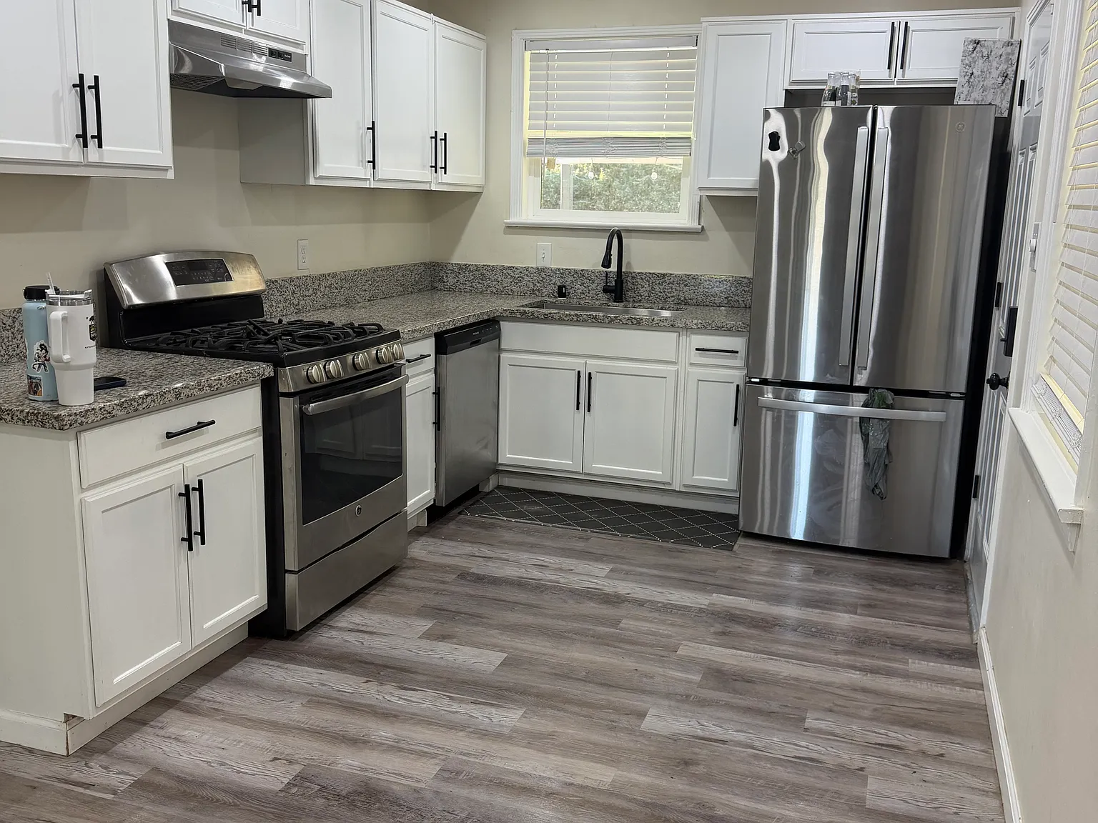3 bed, 985 sqft, $2,200 — Photo 3