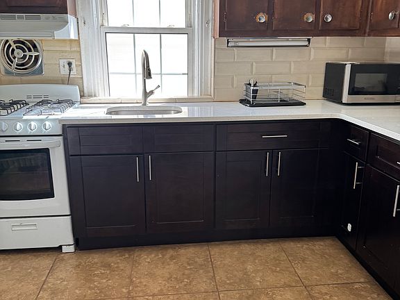 2nd image of 2-101 30th St #Townhouse 117