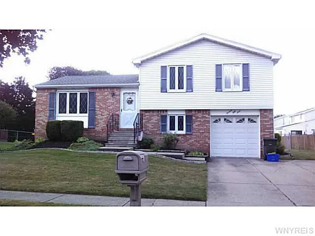 1353 Tanglewood Dr photo 1