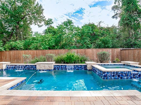 3rd image of 3 E Wading Pond Cir