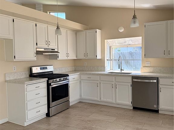 4th image of 2443 N Magnolia Ave
