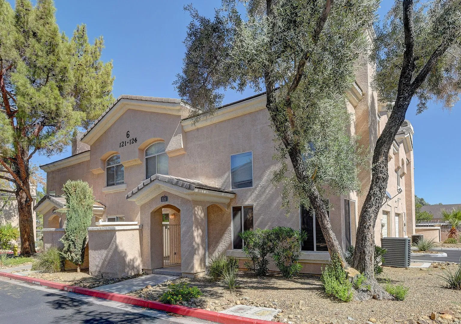 Beautiful 2-story townhouse featuring 2 bedrooms and 2.5 bathrooms in a well-maintained community! — Photo 2