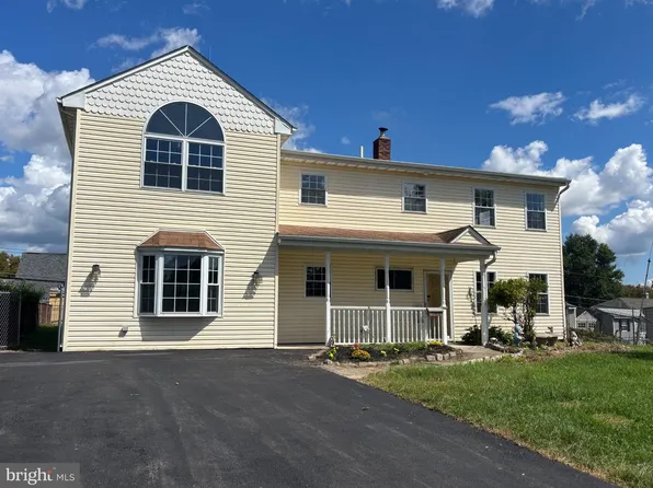 103 Holly Dr, Levittown, PA 19055