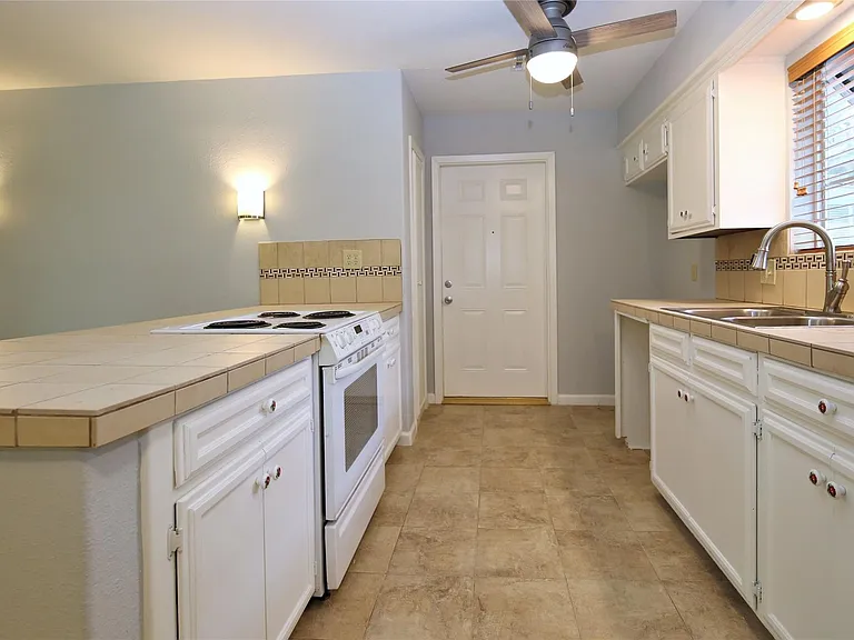 2806 Bluebonnet St — Photo 7