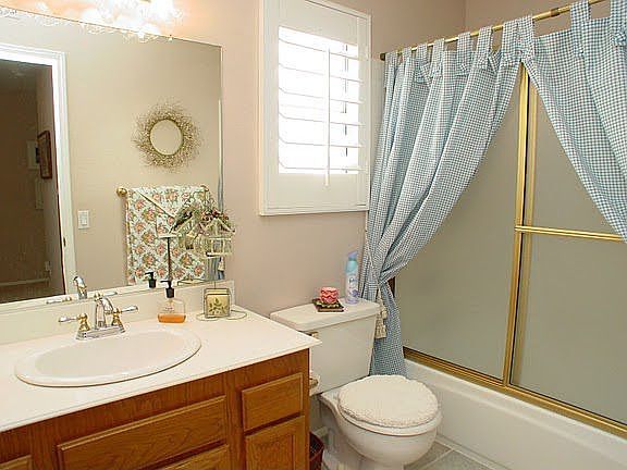 Guest Bathroom 2