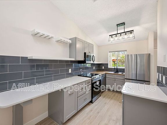 5th image of 5214 Stacy St #22
