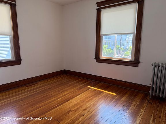 5th image of 715 Hemlock St