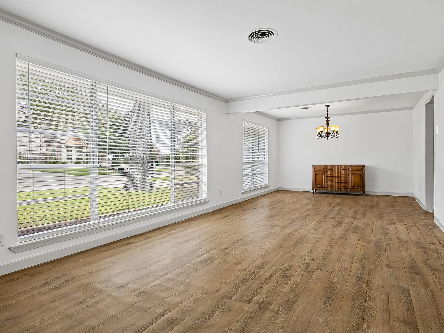 3 bed, 2.0 bath, 2406 sqft, $2,400 — Photo 2