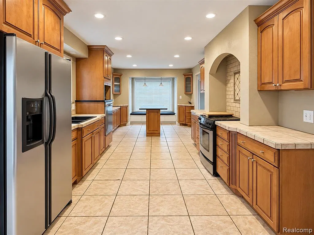 4 bed, 2.0 bath, 2505 sqft, $2,800 — Photo 4