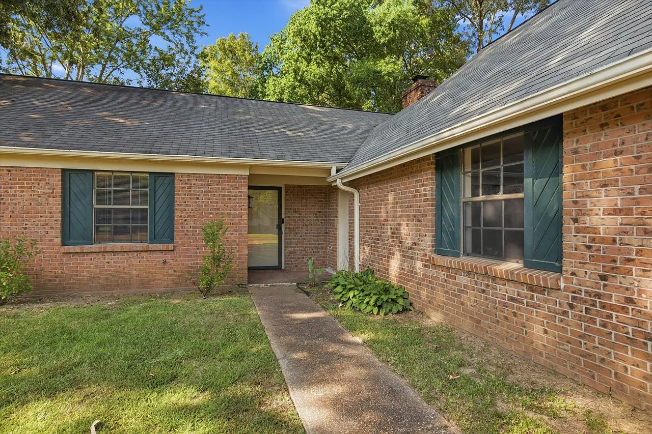 3 bed, 1281 sqft, $2,300 — Photo 3