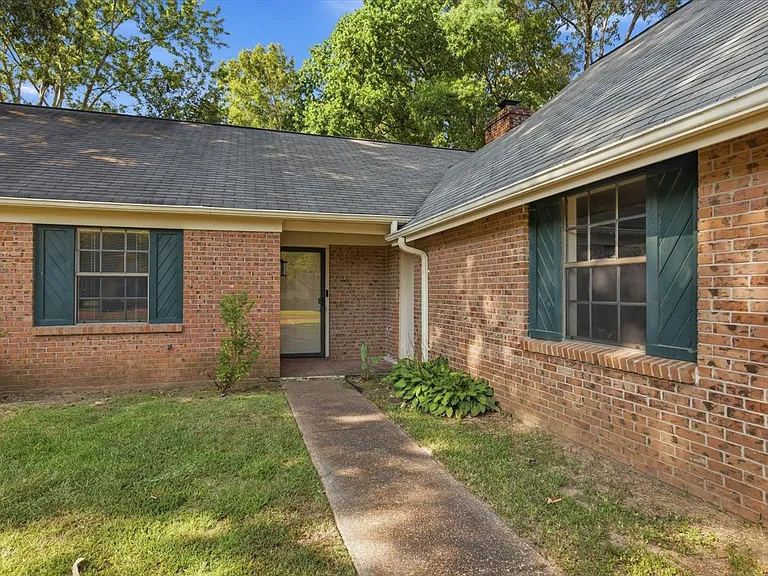 131 Cypress Dr — Photo 3