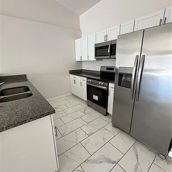 254 SW 3rd St — Photo 3