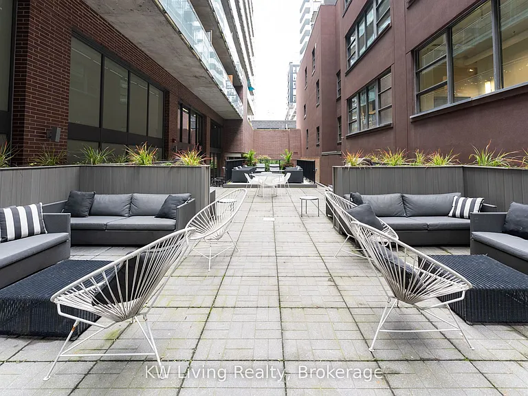 90 Broadview Ave #LW1 — Photo 32