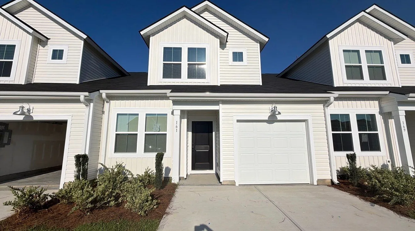 3 bed, 1437 sqft, $2,200 — Photo 1