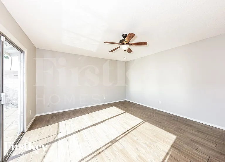 13807 N 52nd Ave — Photo 3